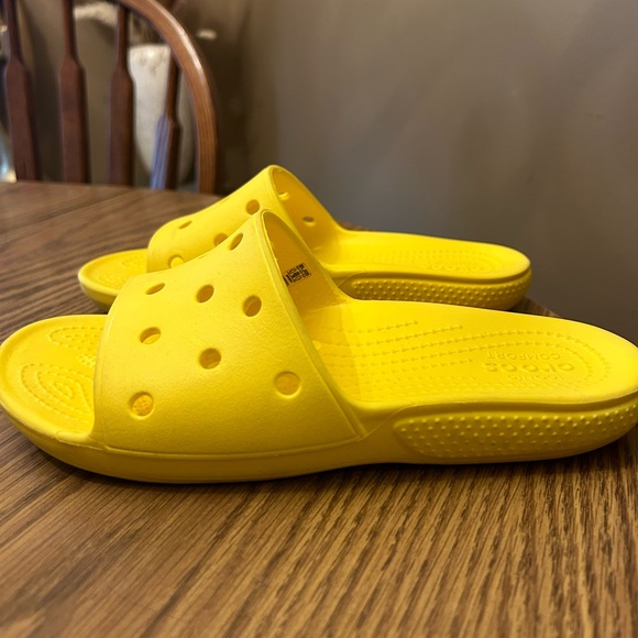 Crocs Unisex-Adult Classic Yellow Slide Sandals Women's Size 6 / Men's Size 4 - Picture 3 of 8